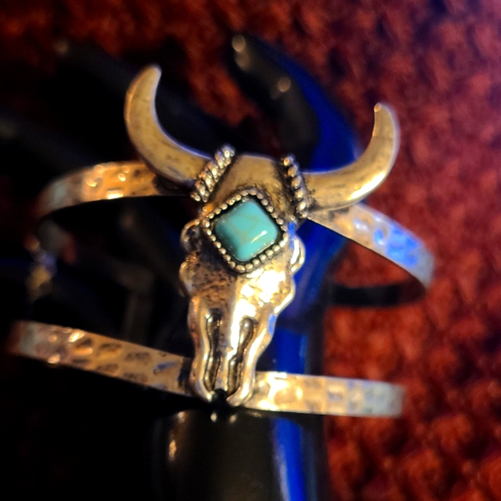 BULL HEAD SILVER AND TURQUOISE LIKE SKULL CUFF